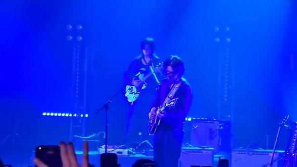 Seasons - wave to earth #wavetoearth | Manila Concert Scene