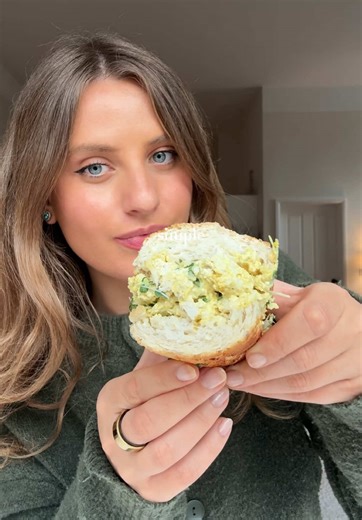 A foolproof 5 min lunch: vegan egg cress sandwich 🥪🥚🌱 Everyone loves scrambled egg tofu but I feel like tofu egg and cress deserves more attention, because it takes under 5 minutes to assemble and makes a perfect packed or WFH lunch! 😍 I asked you what kind of recipes you want to see and the top two requests were high protein and tofu recipes. This one ticks both, so give this a save for when you need something simple, quick and delicious 🫶 Recipe: 1 block of firm tofu 1 handful of cress 2 