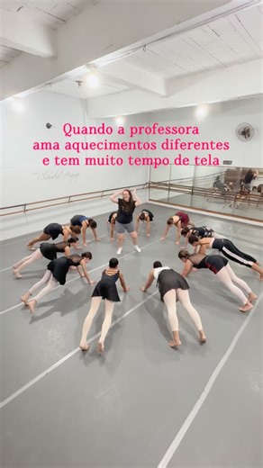 Ballet Claudia Araujo on Instagram: "Por aqui, aquecer e fortalecer se torna mais divertido ✨ queremos ver quem consegue encarar esse desafio 😍 Ib @szko.latancadancemix #dance #ballet #timebca #aquecimento #macarena"