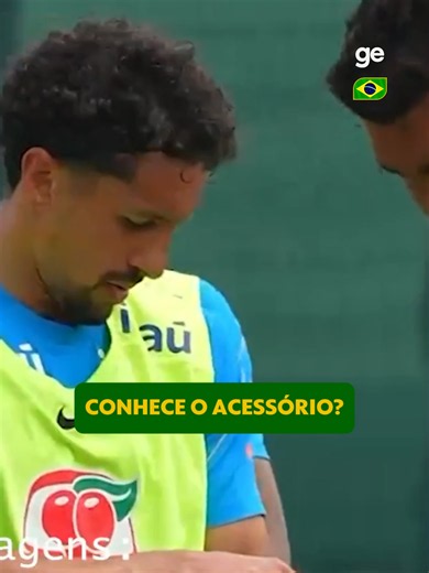 Você sabe o que é o acessório que o Marquinhos e o Gabriel Magalhães usaram no treino da seleção brasileira? O Bruno Cassucci te explica como a munhequeira - muito usada na NFL - pode ajudar o Brasil na Copa do Mundo. 📸 Getty Images #futebol #selecaobrasileira #ge2026 #nfl