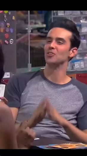 Magicful on Instagram: "Just @magicalprank1 日本利用压电瓷砖将脚步转化为电能。这些瓷砖捕捉来自你脚步的动能。当你行走时，你的重量和动作会对瓷砖产生压力。瓷砖会轻微弯曲，从而产生机械应力。瓷砖内部的压电材料将这种应力转化为电能。每一步都会产生少量电荷，而数百万步结合在一起就能产生足够的电力来驱动LED 灯、数字显示屏和传感器。在像涩谷车站这样繁忙的地方，每天大约有240万个脚步为这一系统作出贡献。 这些电能可以被储存或立即使用，从而减少对传统电力来源的依赖，并支持可持续的城市基础设施。 这种方法将日常运动转化为实用的可再生能源 #日本#知识#事实 #你知道吗 #推荐 科技创新历史 技术 实验热门"