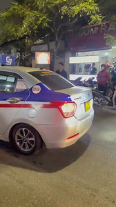 Giữa phố xá đông người mà nó coi vợ như bao cát để trút giận. Tiếng van xin, khóc lóc của con cũng không làm người ck này dừng tay. Đừng ai bảo là "việc riêng của nhà người ta" nhé 😢 video: Nguyễn Quỳnh Ly | VIỆT YÊN NGÀY NAY