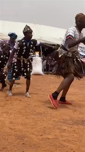 "La danse Dogon, plus qu’un art, une mémoire vivante. Chaque mouvement, chaque rythme, transmet une histoire, une croyance, une force. Respect à nos ancêtres et à ceux qui perpétuent ce patrimoine." #CultureDogon #HéritageAfricain #MaliFière | Dogon TV