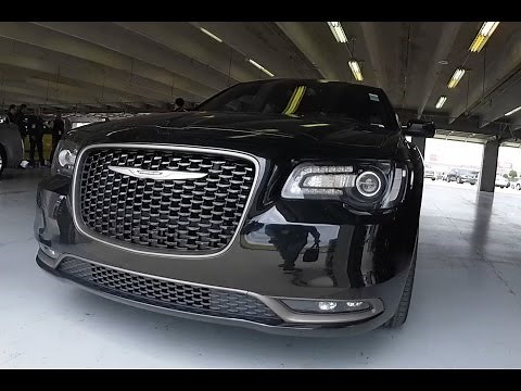 FUN in a Chrysler 300S HEMI V8 2016