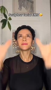 💆‍♀️ Offrez à votre peau le soin qu’elle mérite ! Découvrez le nouvel appareil de massage facial qui lifte, raffermit et illumine votre visage 🌟 Grâce à sa technologie LED et ses vibrations douces, il stimule la circulation sanguine, réduit les rides et redonne éclat et élasticité à votre peau ✨ 🔥 Résultat : un visage plus ferme, une peau lisse et un teint éclatant, jour après jour ! 💚 Facile à utiliser ⚡ Rechargeable et sans fil 💦 Adapté à tous les types de peau 👉 Essayez-le dès maintenan