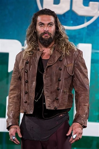 124K views · 670 reactions | «Il s'est rasé la barbe, et les fans sont en panique» 朗 La barbe emblématique de Jason Momoa a disparu, et Internet est en ébullition. Découvrez les photos de son visage rasé de près qui suscitent des réactions enflammées dans les commentaires  | Tout sur tout | Facebook