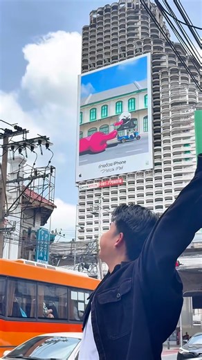 jmons on Instagram: "ใครจะคิดว่ามือคู่เดียวของเราจะพาเรามาได้ไกลขนาดนี้ ✨ จากผลงานภาพวาดบน #iPad สู่ billboard ใจกลางเมือง #MadeoniPad #Jmons #iPadAir #Starbuzz #Monster"