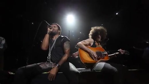 Il y a 14 ans, le 21 octobre 2011, sortait 𝙋𝙪𝙨𝙝, 5e single de l’album Black And White America. Retour en live à Phœnix, filmé par Mathieu Bitton, avec Craig 🎸 et Harold 🎷 #lennykravitz #push #blackandwiteamerica #lkonline | Lenny Kravitz Online