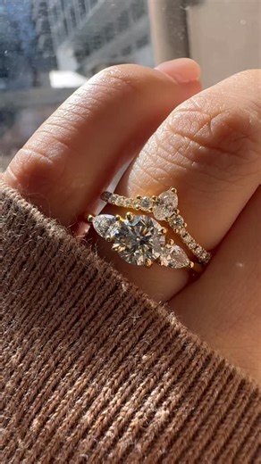 Round & Pear Bridal Ring Inspiration 💍✨ Two shapes, endless romance. The timeless brilliance of a round cut paired with the graceful sparkle of a pear cut creates a love story full of elegance and emotion. Whether you dream of a classic round solitaire or the soft teardrop silhouette of a pear, both styles offer unmatched beauty and sparkle from every angle 🤍 Which one speaks to your heart — round or pear? #BridalRings #RoundCutDiamond #PearCutDiamond #LovelleBrides #DiamondInspiration #pearcu