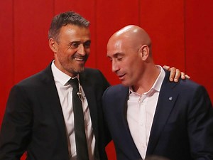 Former Spain coach Luis Enrique refuses to give opinion on Luis Rubiales’ kiss controversy with Jenni Hermoso, says he has done ‘exceptional’ work
