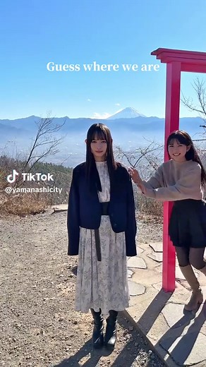 【㊗️山梨市公式TikTok開設】 このたび、山梨市の魅力的なスポットをお届けする 公式TikTokを開設しました！ 私たちは山梨市のどこにいるでしょう？ 予想をコメントに書いてください️📝 #山梨市 #山梨旅行 #富士山 #女子旅 #yamanashi #japantravel #trip @水瀬 紗彩耶（みなせさあや） @せきぐちりさ🐤☔️