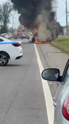 9.6K views · 15 reactions | Veja o momento em que uma explosão foi registrada durante o incêndio que destruiu um ônibus nesta sexta-feira, 31, na BR 356, em Degredo, distrito de São João da Barra. Mais informações no link na Bio. #onibus #explode #br356 #saojoaodabarra #atafonasjb❤️ #grussaì #camposdosgoytacazesrj #reels | Elder Amaral | Facebook