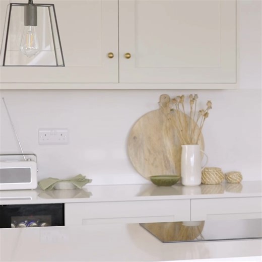 Looking to achieve a high-end look for less? Explore Halesworth - our grained shaker range with a modern design, available in a variety of colours and accompanying accessories. ✨ hwdn.uk/Halesworth | Howdens