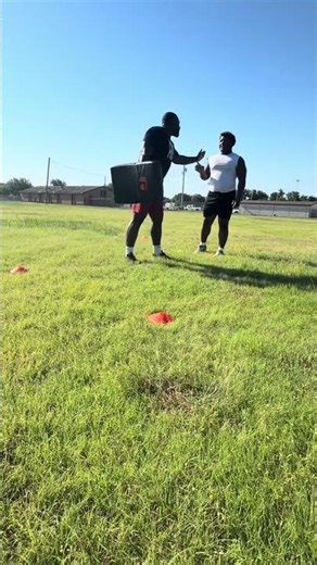 D-line tips, defensive line pass rush & offensive lineman hand placement. #foryoupage #Dline #dline