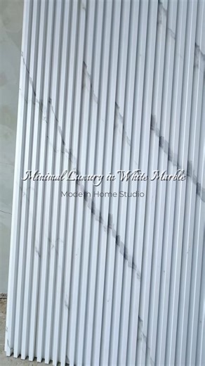 เรียบ หรู สะอาดตา…ในสไตล์มินิมอลพรีเมียม ไม้ระแนงเทียมตกแต่งภายใน โทนสีขาวลายหินอ่อน ให้ความรู้สึกโปร่ง สว่าง และหรูอย่างมีระดับ เหมาะกับบ้านสมัยใหม่ คอนโด และงานอินทีเรียร์ที่ต้องการความเรียบแต่ดูแพง ✔ ลายหินอ่อนขาวสวยคม ดูเป็นธรรมชาติ ✔ เพิ่มมิติให้ผนังและฝ้า โดยไม่ทำให้พื้นที่อึดอัด ✔ วัสดุแข็งแรง ไม่บวมน้ำ ไม่ปลวก ✔ ผิวเนียน ดูแลรักษาง่าย ✔ เข้ากับสไตล์ Minimal / Modern / Luxury / Hotel Style เหมาะสำหรับ 🏡 ห้องนั่งเล่น 🛏 ห้องนอน 🧑‍💼 ห้องทำงาน 🏢 คอนโด / โฮมออฟฟิศ ความเรียบที่ซ่อนความหรู 