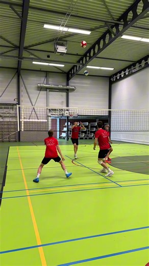 Ejercicio de control de balón para calentar en voleibol