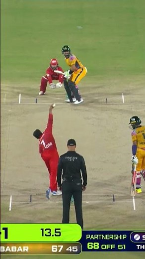 𝐒𝐤𝐢𝐩𝐩𝐞𝐫𝐬 𝐟𝐚𝐜𝐞 𝐨𝐟𝐟 𝐢𝐧 𝐭𝐡𝐞 𝐛𝐢𝐠 𝐜𝐥𝐚𝐬𝐡 ⚔️Babar hits Shadab Khan for two sixes in 14th over 💥#PZvIU MZB1K