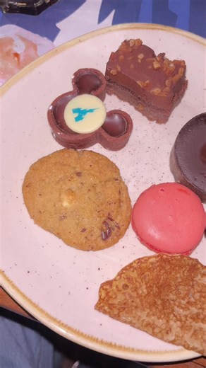 Food Review 🫧💕 ps: don’t had enough material for a longer video 😭 Billie Bobs at Disneyland Paris 💕 I don’t like the buffet restaurants because the food is every time the same !! In every restaurant it’s the same food . Billie Bobs had some yum stuff it wasn’t the best restaurant at Disneyland Paris . Rate : 5/10 #billiebobsdisneylandparis #western #disneyfood #restaurante #fyp