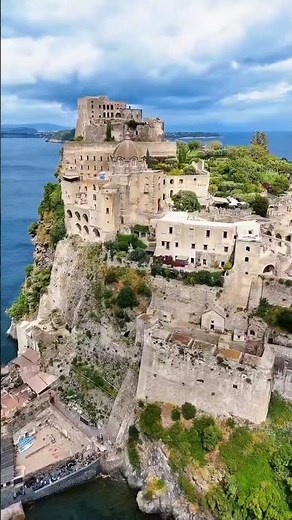 Naples (Napoli): Italy’s Historic Gateway to Pompeii & Vesuvius#naples #italy