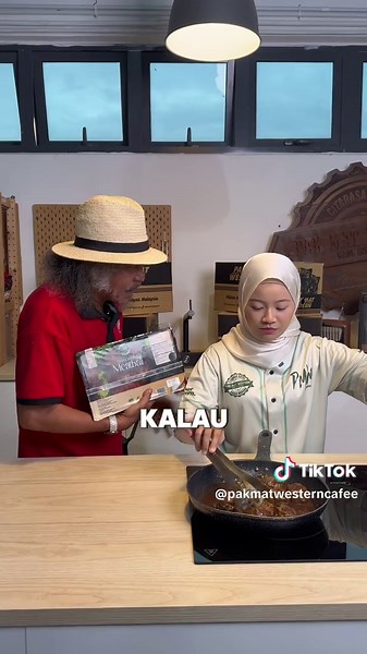 Cik Man Lawak Kelate: Komedi Mantap di Pak Mat Western