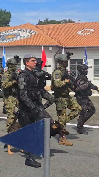 Diante da nova Comandante-Geral da Polícia Militar do Estado de São Paulo, Coronel PM Glauce.