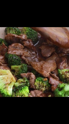 BEEF BROCCOLI STIR FRY Get this quick and easy Beef Broccoli stir-fry recipe with oyster sauce. Learn the secret to achieve that fork-tender beef with crispy-tender broccoli that you wish for. Try it and believe! | Foxy Folksy - Modern Filipino Kitchen
