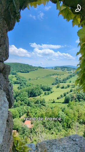 🏰 Joyau médiéval dominant la Limagne, la visite du château de Busséol vous réserve une véritable immersion dans le passé, avec en bonus une vue panoramique imprenable ! ➡ Visite guidée d'avril à octobre. Infos sur https://urlr.me/zyJZ3 Mond'Arverne Communauté | @busseol | Clermont Auvergne Volcans