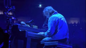 688 reactions · 52 shares | @radiohead - Pyramid Song (Live at O2 Arena in London, UK 22.11.2025) Al inicio de la canción Jonny Greenwood entra antes y Thom debe iniciar la canción nuevamente, tomando el “error” de Jonny con humor 凉  Dean Willars Canal YT: https://youtube.com/@deanwillars #radiohead #radioheadlive #pyramidsong | Radiohead Latin America | Facebook