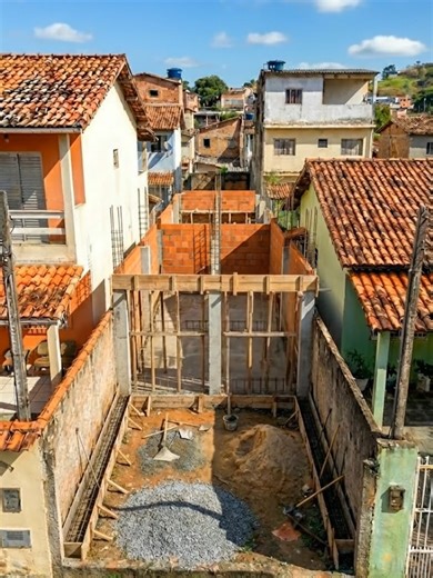 Olha o que fizemos em um terreno que todo mundo achava pequeno demais 👀🏗️ O dono vendeu barato porque acreditava que não dava pra fazer quase nada ali… mas mostramos que visão e planejamento valem mais que tamanho. Nem sempre o espaço é o problema — às vezes falta só enxergar o potencial. 🔥 Você teria comprado esse terreno? Comenta aqui de onde você está assistindo e se encararia um desafio assim! #Reforma #Construção #TerrenoPequeno #Transformação #Obra