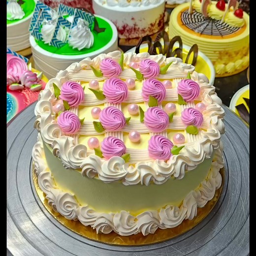 #BEAUTIFUL SIMPLE DROPPING FLOWER DESIGN CAKE #YELLOW AND PICH COLOUR CAKE DESIGN #SHORTS VIDEO | Santanu Birthday Cake Design