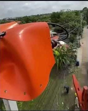 This is how linemen connect 22,000 volt power lines without ever turning the electricity off