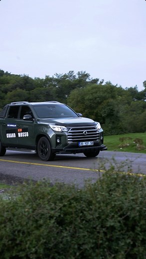 Musso Grand, zorlu arazi koşullarına uygun, sağlam şasi yapısı ve yüksek sürüş konumuyla dikkat çeken bir pick-up modelidir. Güçlü motoru ve dayanıklı süspansiyon sistemi sayesinde hem profesyonel kullanımda hem de ağır şartlarda yüksek performans sunar. | Ege Durmaz İzmir Satış ve Servisi