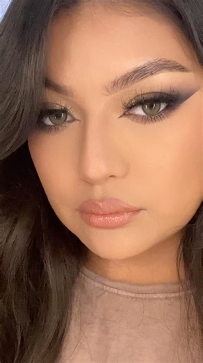 Easy golden cat eye tutorial ✨ @nyxcosmetics ultimate edit palette “ultimate queen” @shopshadylust lashes in the style “g body” #eyeshadow #easymakeuplooks #eyeshadowtutorial #beginnerfriendlymakeup | G.torres_makeup