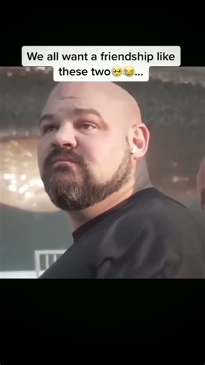 WE ALL NEED FRIENDS LIKE THIS 💪