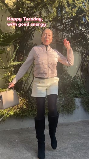 RIKACO on Instagram: "さて！good energyの火曜日！ なんか元気な今日😃整ってる👍 打ち合わせ2本からのマネージャー チームと大切なクライアントとの会食です🫶 let's go👍 ダウンセーター @moncler ロングブーツ @uggjapan バッグ @michinoparis イヤリング @tiffanyandco #ootd 毎日楽しい！そろそろエンジンかけてくよー"