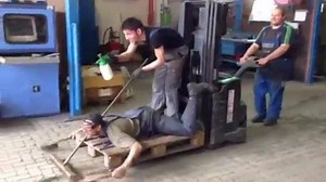 Quand l’auto-laveuse est en panne... | Je bosse en Grande Distribution