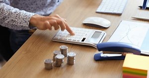 Une femme compte sur une calculatrice : vidéo de stock (100 % libre de droit) 1106038271 | Shutterstock