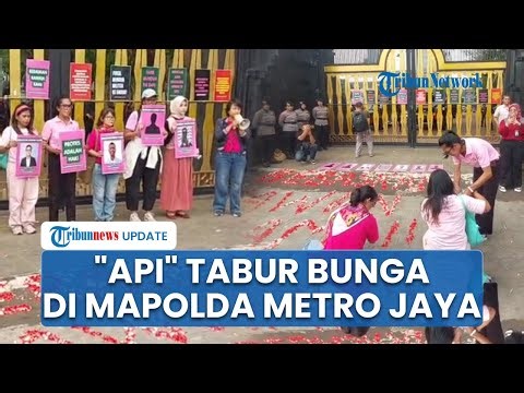 Massa API Gelar Tabur Bunga di Markas Mapolda Metro Jaya, Tuntut Pelepasan Delpedro dan Rekan-rekan