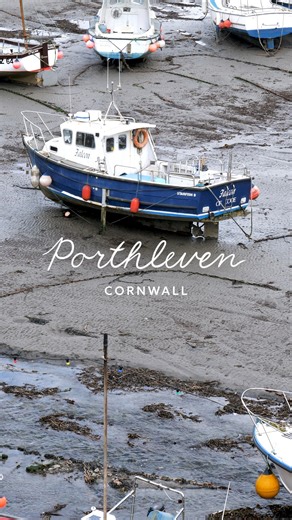Have you ever visited Porthleven, the quaint fishing port nestled near Helston? ⚓️ As the most southerly port in Great Britain, it offers a delightful retreat for a day's excursion. Here's a glimpse of its charming harbour during low tide. 🐟 | Whistlefish
