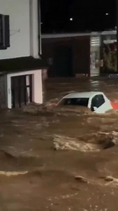 14–15.11.2025 UK, Monmouth 🇬🇧 River Monnow hit record level, flooding shops and streets. Major incident declared, rescue teams worked overnight. 14–15.11.2025 Великобритания, Монмут 🇬🇧 Река Монноу достигла рекорда, затопив магазины и улицы. Объявлен крупный инцидент, спасатели работали всю ночь. #UK #Wales #Monmouth #floods #Claudia #storm #climate | Дмитрий Ребров