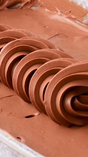 17K reactions · 4K shares | RECEITA DE NAMELAKA 200g de um BOM chocolate 70% 180ml de leite integral 6g de gelatina(dá meio pacotinho) 360ml de Creme de leite fresco ou Chantilly refrigerado. (Ou qualquer creme de leite que tenha mais de 30% de gordura) by: @a.baking.journey #recheiodebolo #chocolate #chocolat #cioccolato #chokollis #sobremesa #doce #cakedsign #cake | Casa Doce Confeitaria Online | Facebook