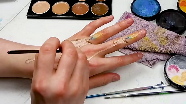 ✅ How to Make Your Hand Into a Melting Candle with Mehron Makeup