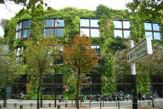 The Museé du Quai Branly in Paris Boasts a Lush 650-foot Green Wall by Patrick Blanc