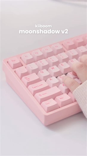 yuno ♰ on Instagram: "Pink, but not soft in performance 🎀 Moonshadow Kiiboom in blush tones clean, creamy, and dangerously addictive to type on. Would you choose this pink setup for your desk? 🎟️ Drop a 💗 if yes 🏷️ kiiboom #moonshadowv2 #mechanicalkeyboard #keyboard #pinkkeyboard #whitesetup"