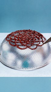 444K views · 2.6K reactions | J'ai appris à tous mes amis comment faire le gâteau au chocolat le plus rapide ! Ingredientes: jaune d’oeuf: 1 pc oeufs: 1 pc sucre en poudre: 100 g cacao: 80 g lait: 400 ml amidon: 60 g lait: 125 ml beurre: 50 g prunes séchées: 100 g biscuits au cacao: 300 g chocolat noir: 100 g | Cookrate - France | Facebook