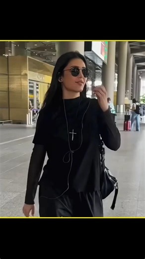 Why Rich & Famous People Still Use Wired Headphones! 😱 #shorts #facts