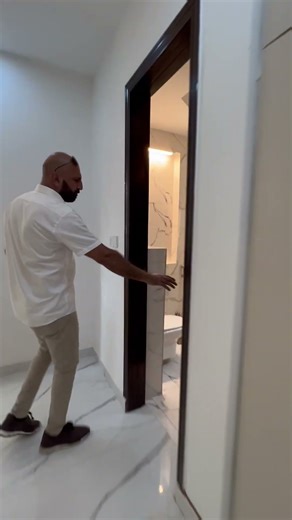 10مرلے گھر انتہائی مناسب قیمت میں پانچ بیڈ روم دو کچن سرونٹ کوارٹر مسجد پارک فلٹر پلانٹ