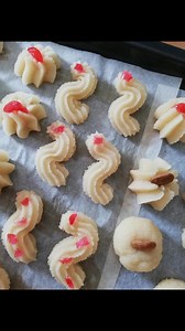 PASTICCINI DI PASTA MANDORLA 🍒🍒🍒 Foto nei commenti 😊 Ricetta : in una ciotola sbattere, fino a far schiumare, 3 albumi. Unire 300 gr di farina di mandorle, 300 gr di zucchero a velo, 3 gocce di essenza di mandorle amare. Mischiare bene e mettere in frigo per 2 - 3 ore. Con una siringa con bocchetta a stella grande formare i pasticcini sulla placca foderata con carta forno e decorare con spicchi di ciliegie candite oppure mandorle intere. Con una bocchetta a stella più piccola formare delle e