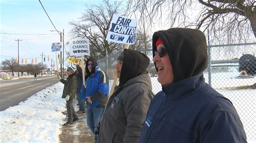 Steelworkers rally outside Toledo Refining Company as contract deadline nears