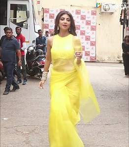 35K views · 512 reactions | Shilpa Shetty looked stunning in a yellow saree as she ran in slow-mo for the paps, Ekta Kapoor was spotted with Riddhi Dogra post dinner, Malaika Arora was visited by the police to invite her for an event, Saif and Sara Ali Khan were spotted together at Bandra. These and more celebs were seen hopping around the city. #bollywood | BollywoodHungama.com | Facebook